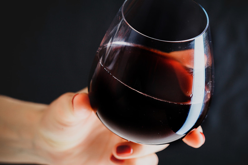 女性,握着,葡萄酒杯,红酒杯,深色背景,特写_高清图片_全景视觉