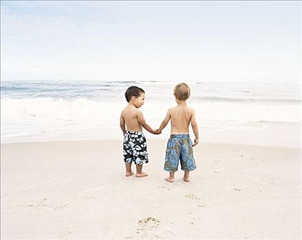 两个男孩,海滩
