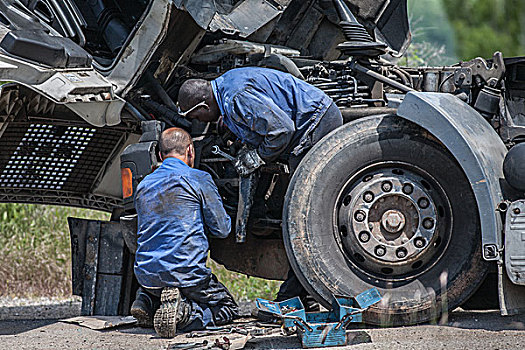 两个男人,修理,卡车,莫桑比克,非洲