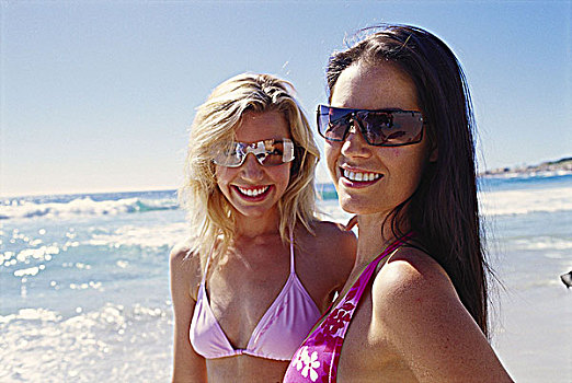 两个,女青年,戴着,墨镜,海滩