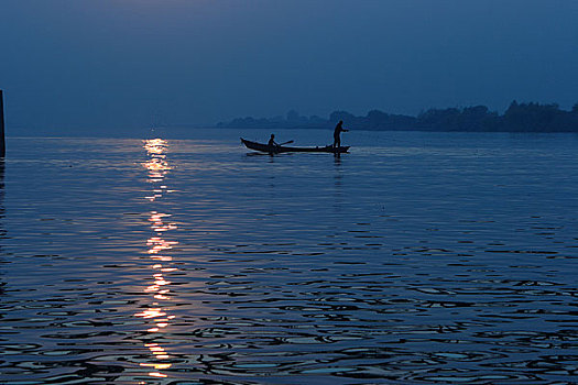 黑龙江哈尔滨日落时,松花江上打渔人