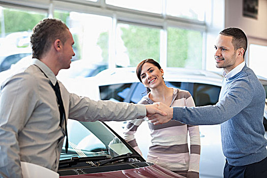 汽车经销商,握手,微笑,男人,汽车,店