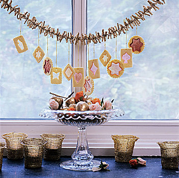 圣诞饼干,悬挂,花环,高处,盘子,装饰,窗台