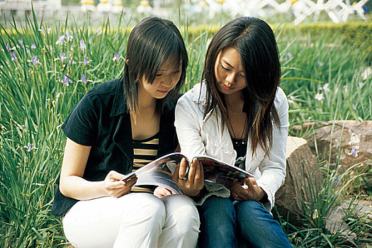 在室外看书的两个女孩