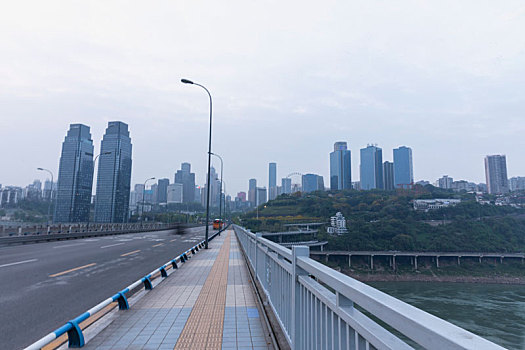 重庆渝中区长江大桥及周边景观