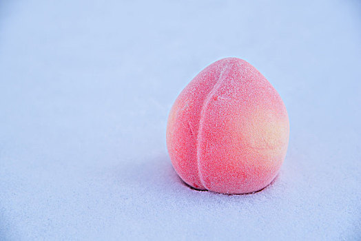 雪地中的桃子