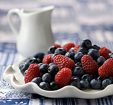 新鲜,蓝莓,树莓,白色,盘子,水罐