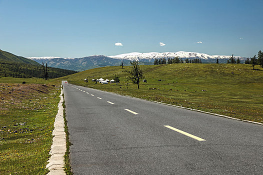 新疆阿勒泰汽车道路风光