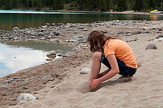 女孩,湖岸,湖,碧玉国家公园,艾伯塔省,加拿大