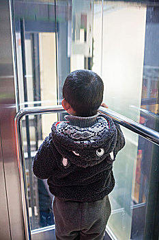 幼儿坐电梯,一个人