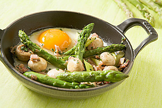 煎鸡蛋,绿芦笋,蘑菇