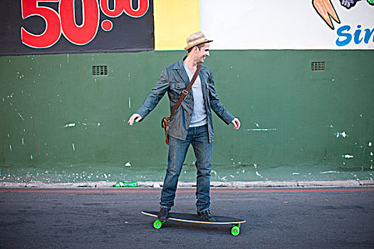 中年,男人,滑板,城市街道