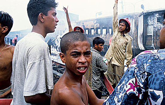 人,看,消防员,灭火,火灾,撞击,跑,轨道,靠近,国际机场,达卡,孟加拉,2002年