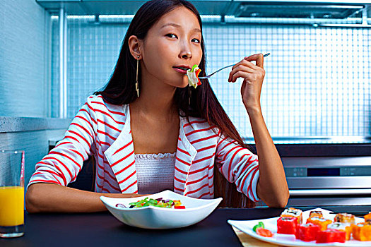 年轻,亚洲女性,吃,沙拉