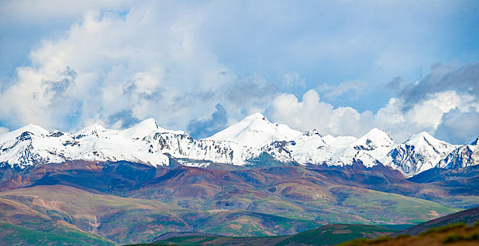 西藏阿里地区的雪山