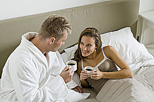 年轻,情侣,喝咖啡,床上