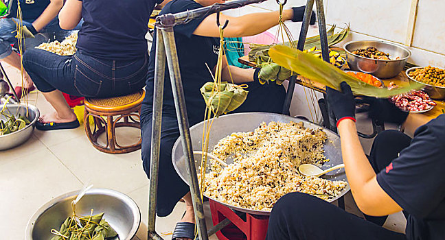传统中国民俗端午节手工包粽子配料