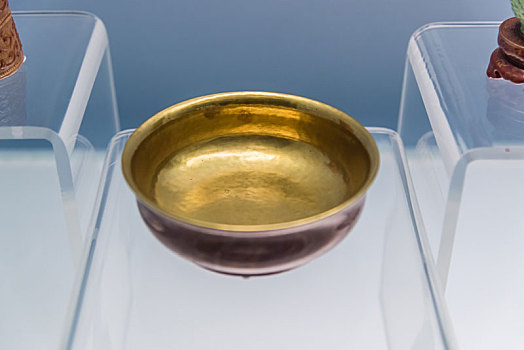 上海博物馆的清乾隆景德镇窑木纹釉碗