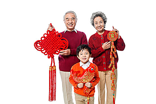 穿红色毛衣拜年的祖孙三人