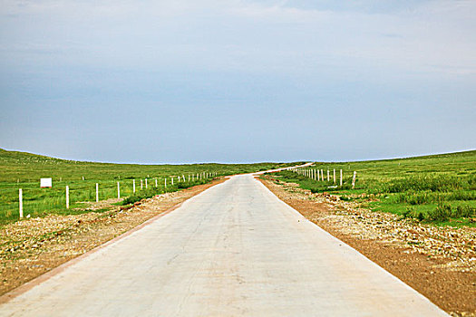 一条延伸的道路穿过草原