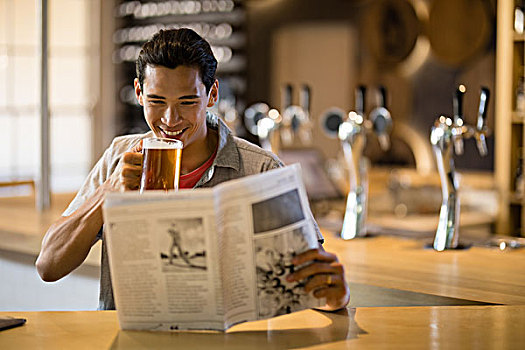男人,啤酒,读报,餐馆,微笑