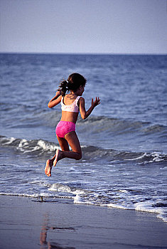 年轻,女士,跳跃,海浪,海滩,弗吉尼亚