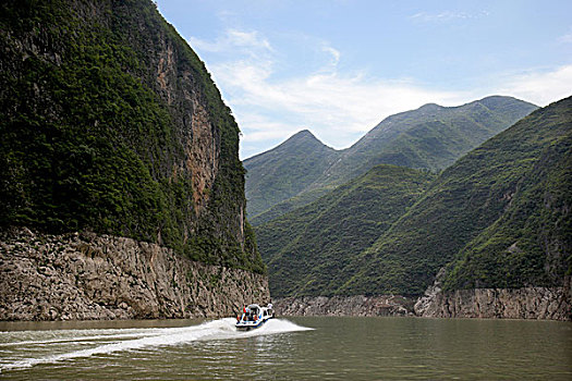行驶在重庆巫山大宁河小三峡巴雾峡
