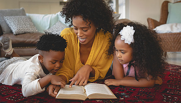 美国黑人,母亲,可爱,孩子,躺着,地面,读,书本