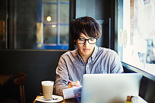 年轻,日本,男人,享受,白天,室外,伦敦,坐,咖啡,使用笔记本,电脑