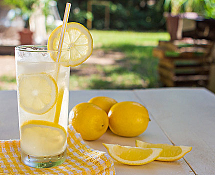 玻璃杯,柠檬水,柠檬片,吸管
