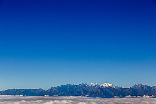蓝天下的云海雪山