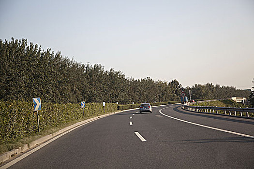 平坦干净的柏油公路