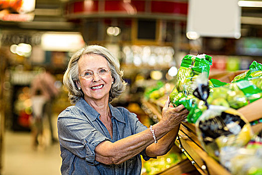 老人,高兴,女人,拿着,包,沙拉,超市