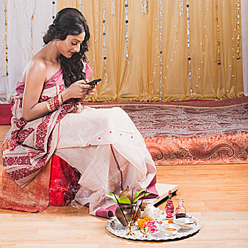 新娘,传统,连衣裙,发短信,手机