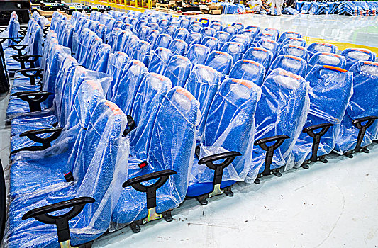 在工厂生产中的新能源汽车座椅