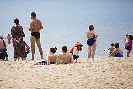 沙滩上晒太阳的游客