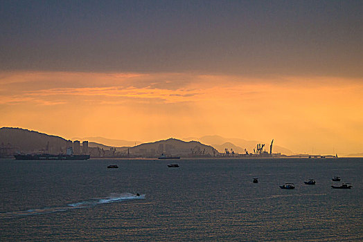 夕阳下海港