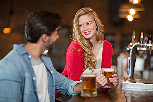 男人,女人,对视,拿着,啤酒杯,男青年,酒吧
