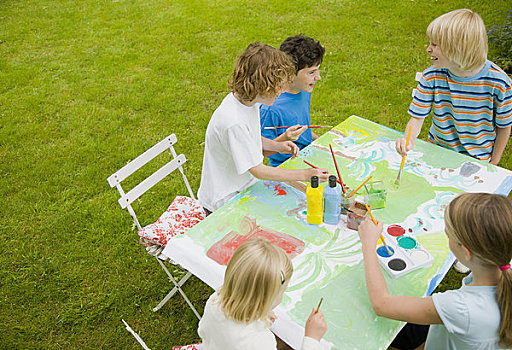 一群孩子,坐,绘画,花园