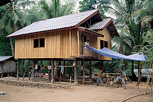 老挝,湄公河,乡村,高脚屋,男人,锯,木