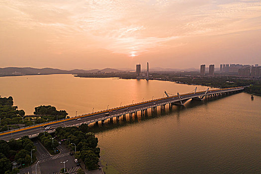 太湖风光与城市建筑