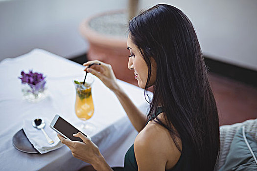 女人,鸡尾酒,打手机,餐馆