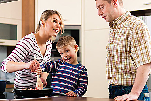 家庭,烹调,厨房,母亲,制作,意大利面条沙司,儿子,搅拌,爸爸,看