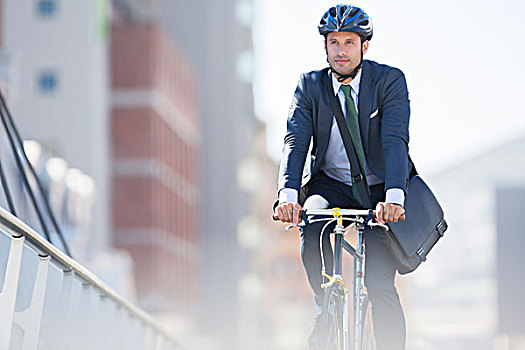 商务人士,套装,头盔,骑自行车,城市