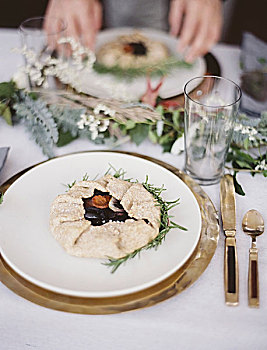 桌面,遮盖,白色,布,餐具摆放,餐具,盘子,绿叶,桌饰,食物