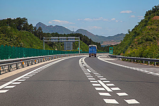 平坦干净的高速公路