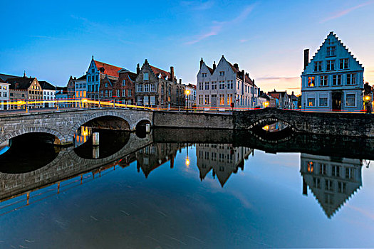 黃昏,亮灯,古建筑,城市,中心,反射,特色,运河,布鲁日,西佛兰德省,比利时,欧洲