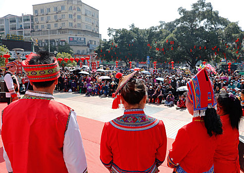 广西来宾,山歌贺新春,吸引了数千名群众前来观看