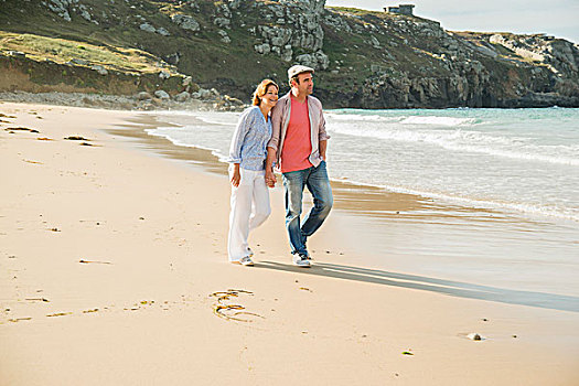 夫妻,握手,漫步,海滩,布列塔尼半岛,法国