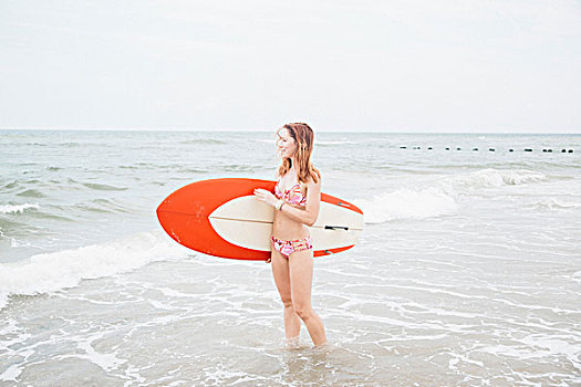 中年,女人,站立,海洋,拿着,冲浪板